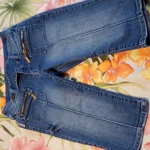 Short jeans with zipper pockets